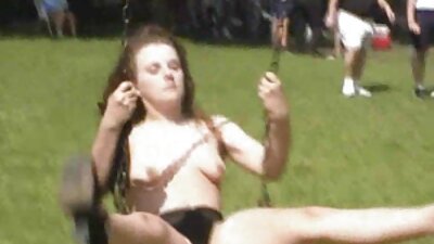 Seksi dama lijepog tijela jebe se u video snimku grupnog seksa