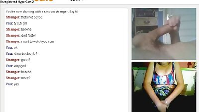 Crnokosa cura rukama draži usne svoje pičke