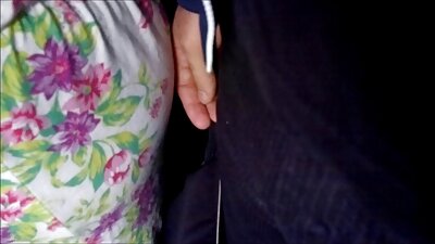 Slatka djevojka brineta se igra s masivnom snagom