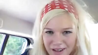 Crvenokosa draga sa uskom mačkom treba ukusan štap za meso