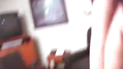 Preplanuli momak jebe rogonjinu djevojku pored njega na krevetu