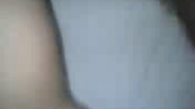Lezbijski video u kojem brineta i tetovirana MILF imaju seks pod tušem