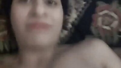 Seksi studentkinja se grije sa svojim muškarcem kraj vatre